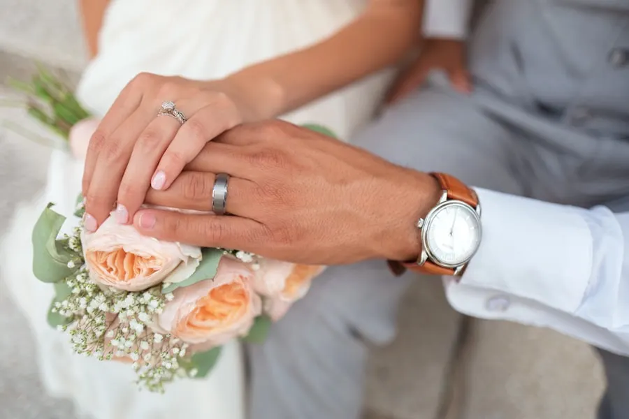 Pengantin dalam balutan busana klasik